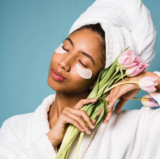 Cliente en soin du visage à l'institut Synclaire